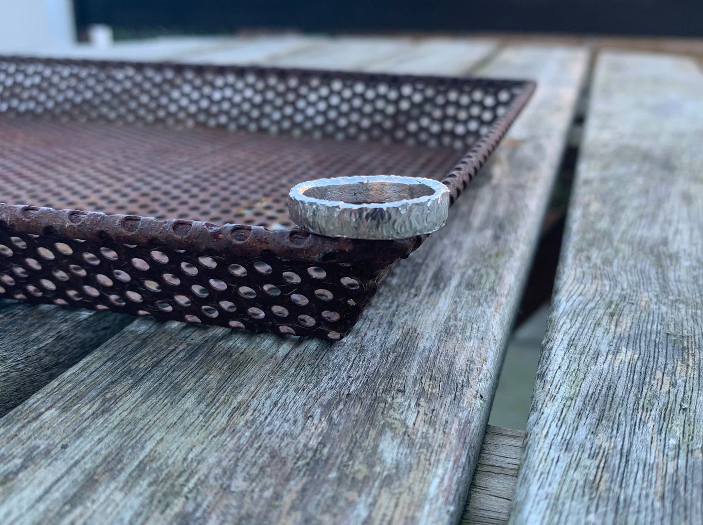 Front angle of hammered ring on metal tray