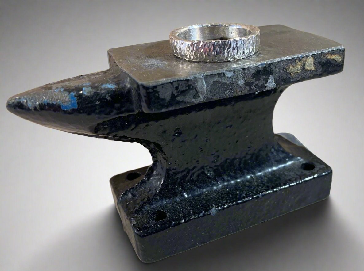 Front angle of hammered ring on an anvil