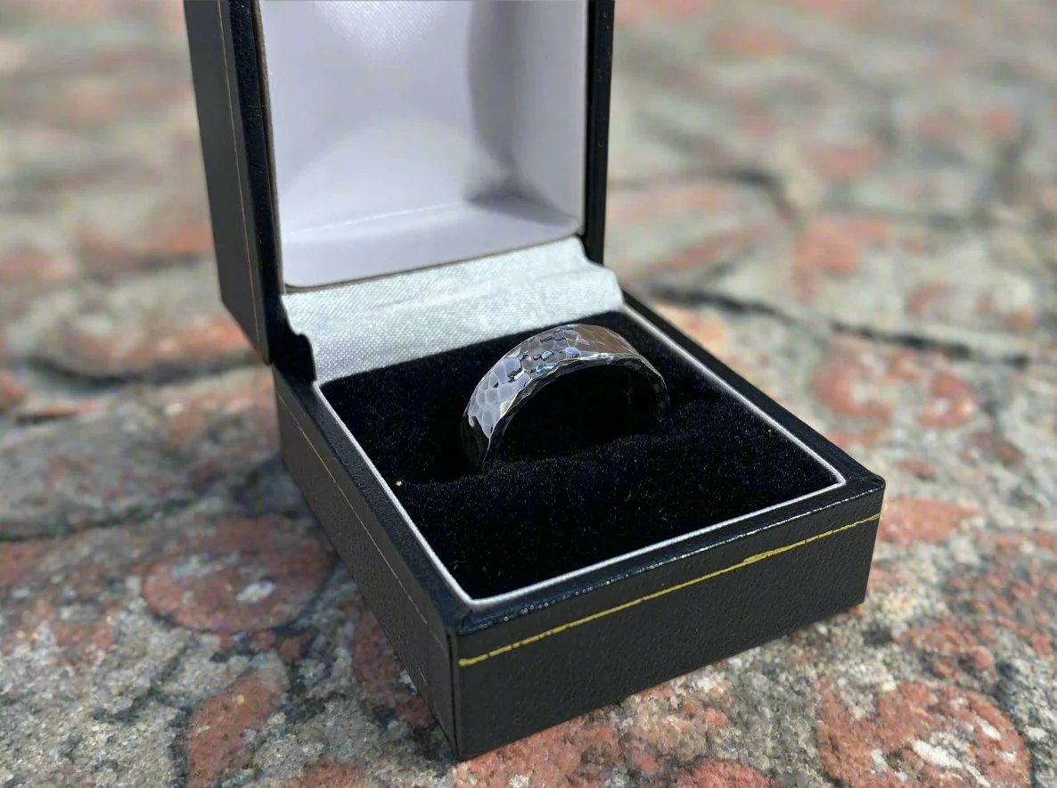 Stippled ring in a ring box, right angle 