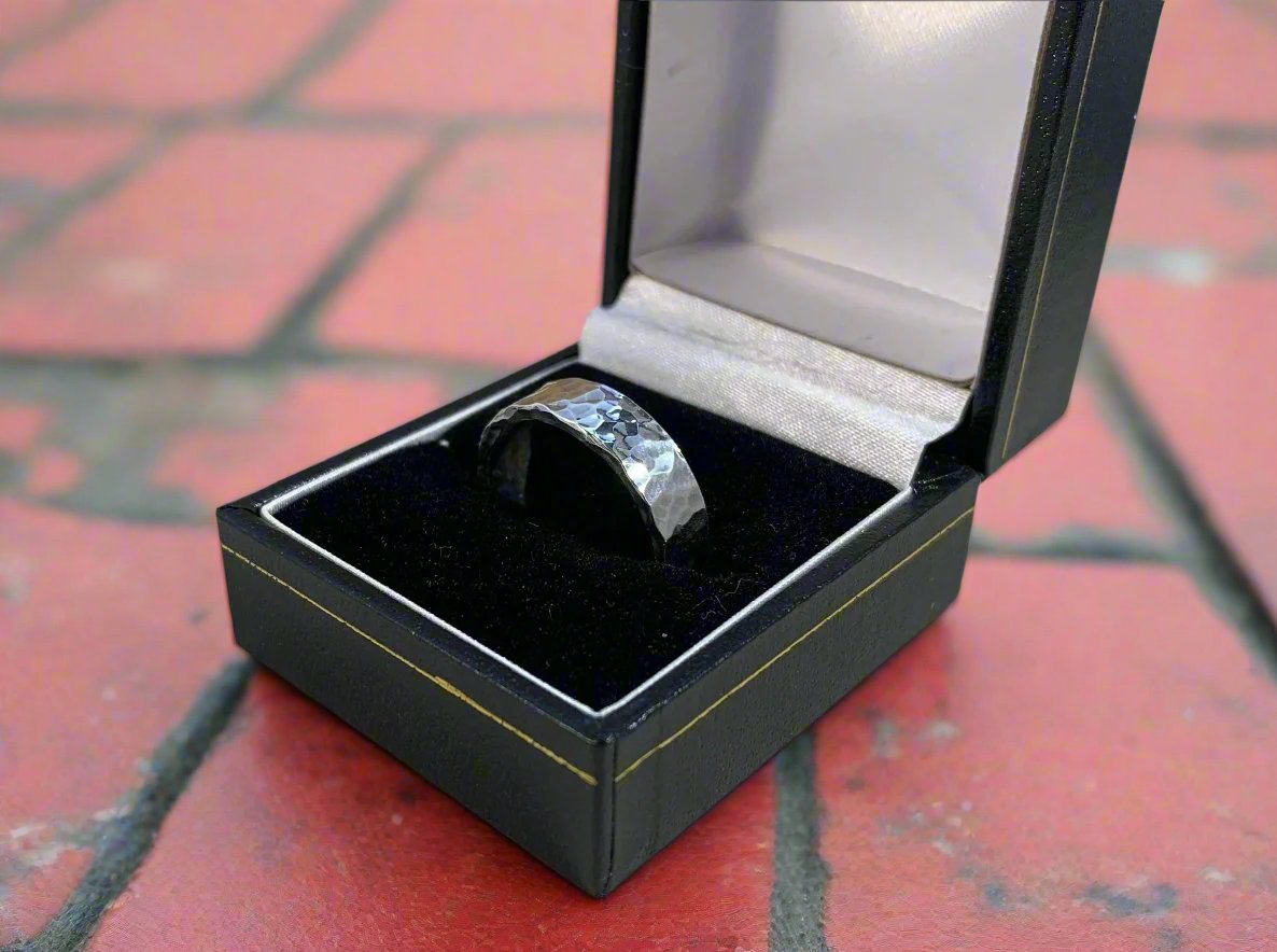 Stippled ring in a ring box, left angle 