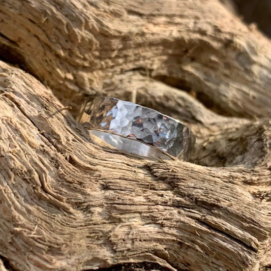 Stippled ring on a log